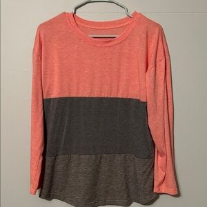 🦋Colorblock Long Sleeve Tee - Coral and Gray 2 shades. Size medium. Cotton/Poly.